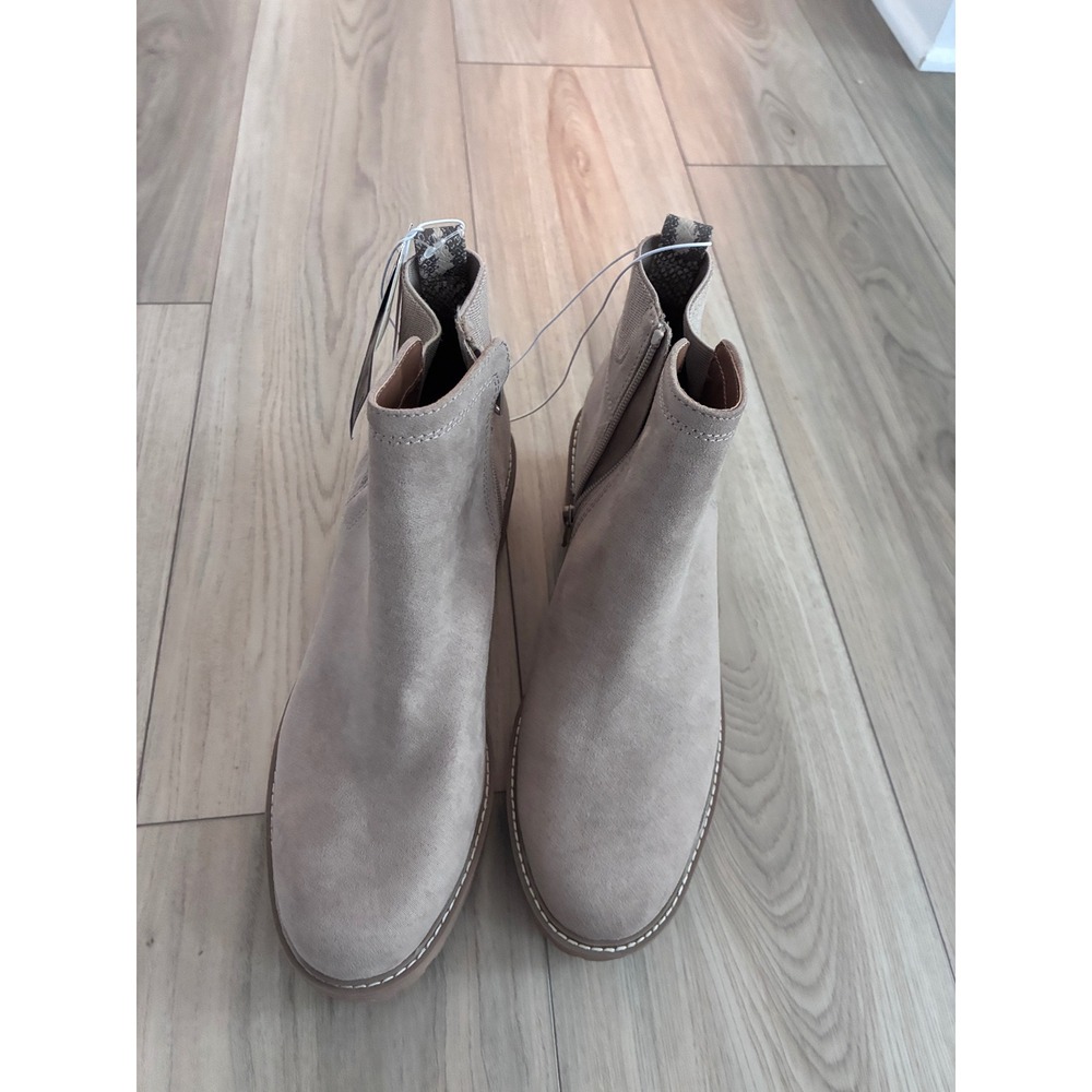 New Universal Thread Wenda Taupe Faux Suede Ankle Boots Lug Sole Size 10